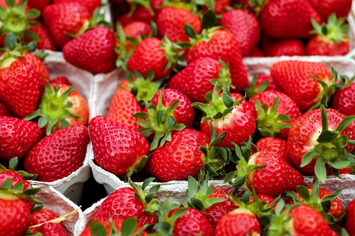 Lokaler Markt mit frischen tropischen Früchten