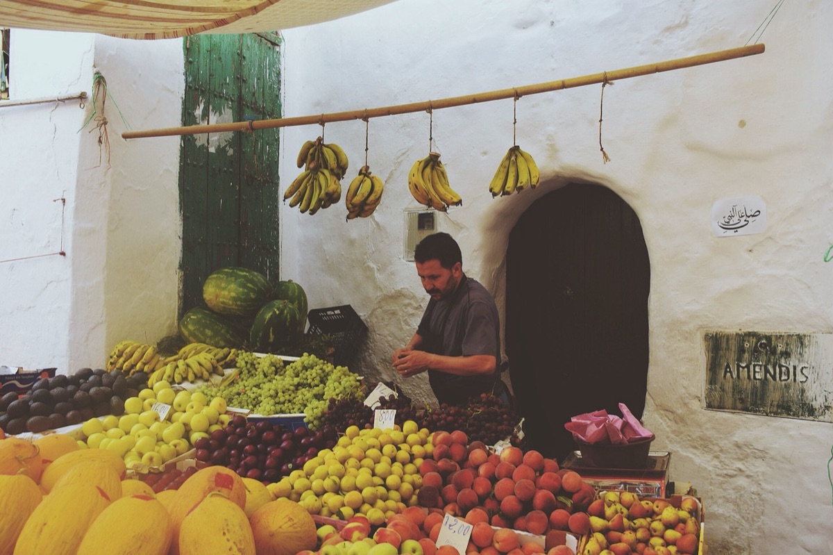 mercado local com frutas frescas