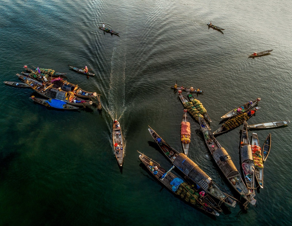 Barque palauana avec pêcheur traditionnel
