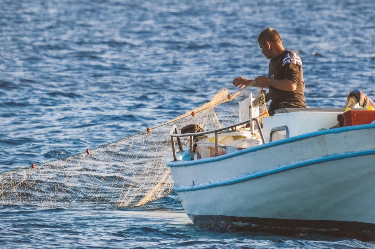 pescatore palauano con rete a seta