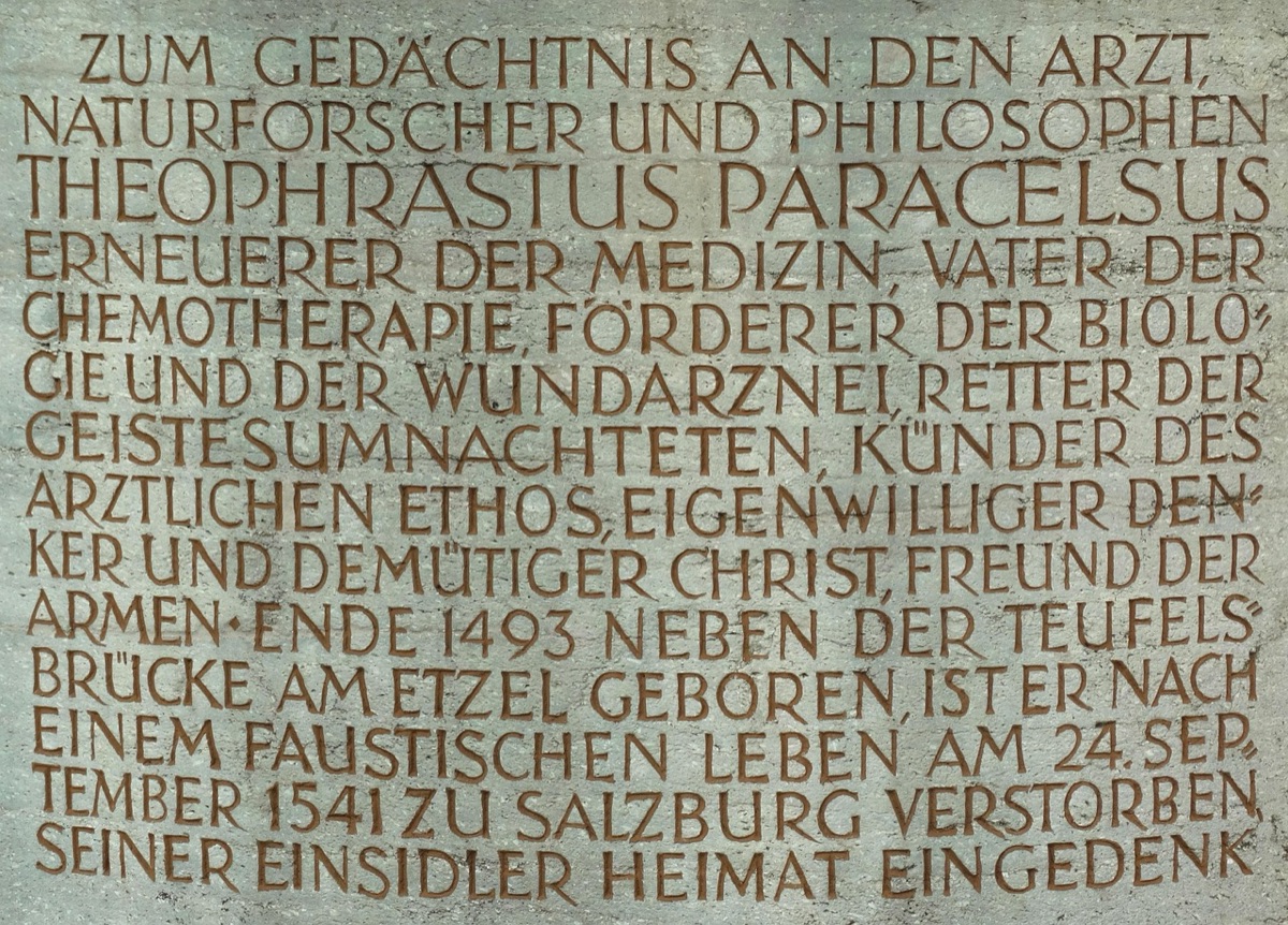 Une tablette de pierre gravée