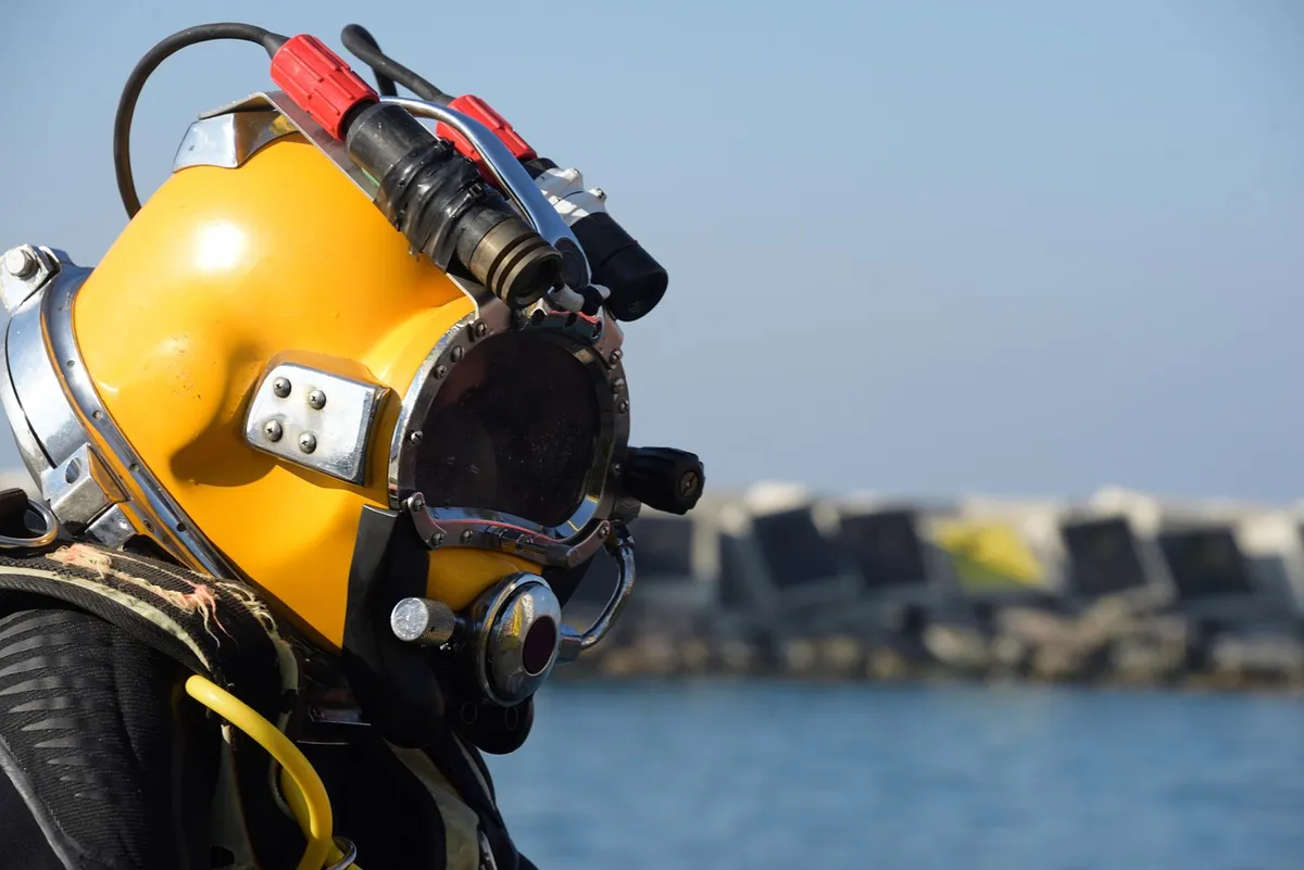 commercial diver, diving, helmet, diver, commercial, ocean, colorful, gloves, underwater, construction, work, repair, safety, happy, working, saturation, decomp