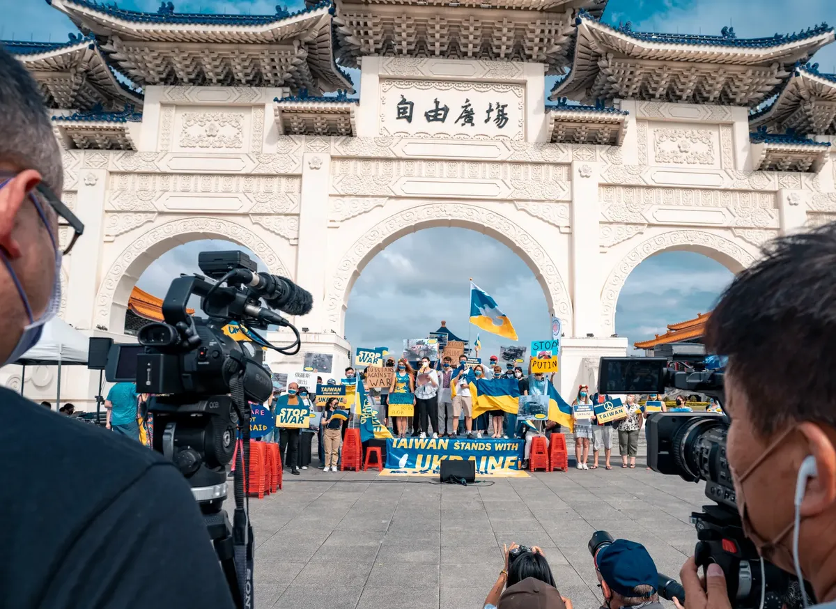 臺灣民眾在臺北自由廣場拱門處支援烏克蘭的遊行活動。